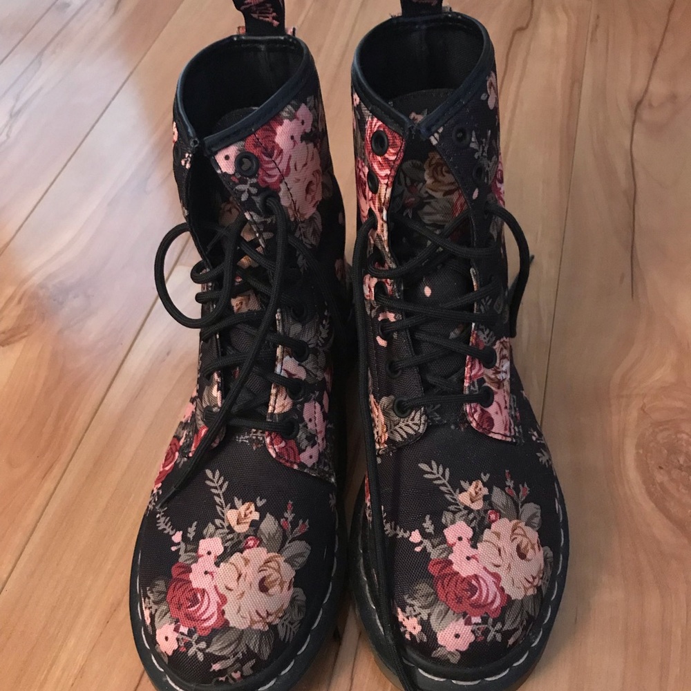 Floral dr martens